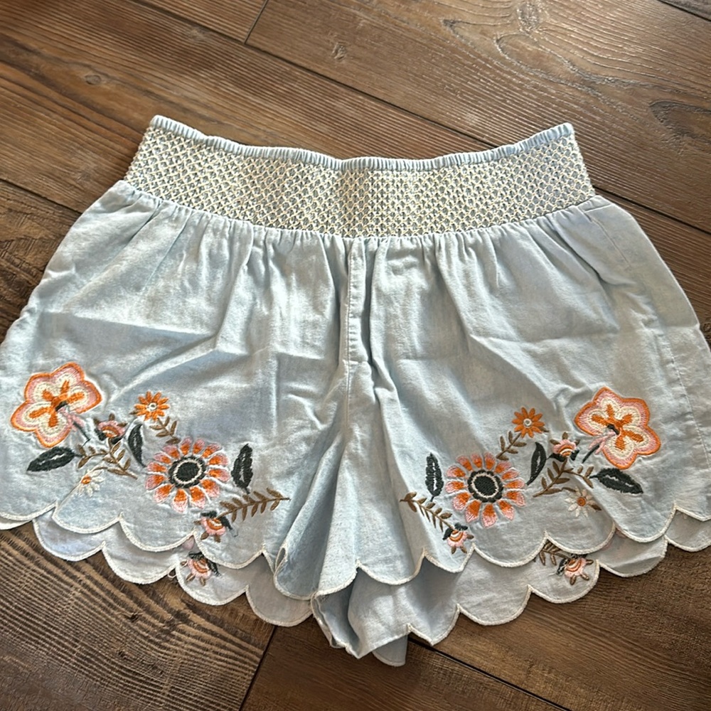Aeropostale embroidered scallop trimmed shorts